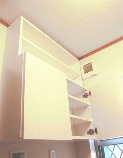 洗濯機上収納ラック 棚 を 換気扇を避けて壁に取り付ける オーダー家具自社製作 全国販売 リーデ 安心安い ぴったり棚 特注設計相談