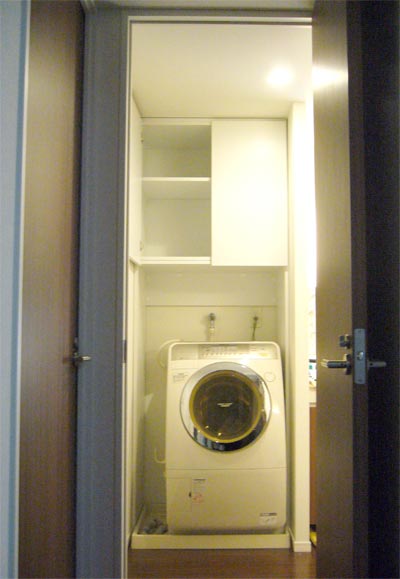 洗濯機ラックは ぎりぎりスペースにオーダーで設置します オーダー家具自社製作 全国販売 リーデ 安心安い ぴったり棚 特注設計相談